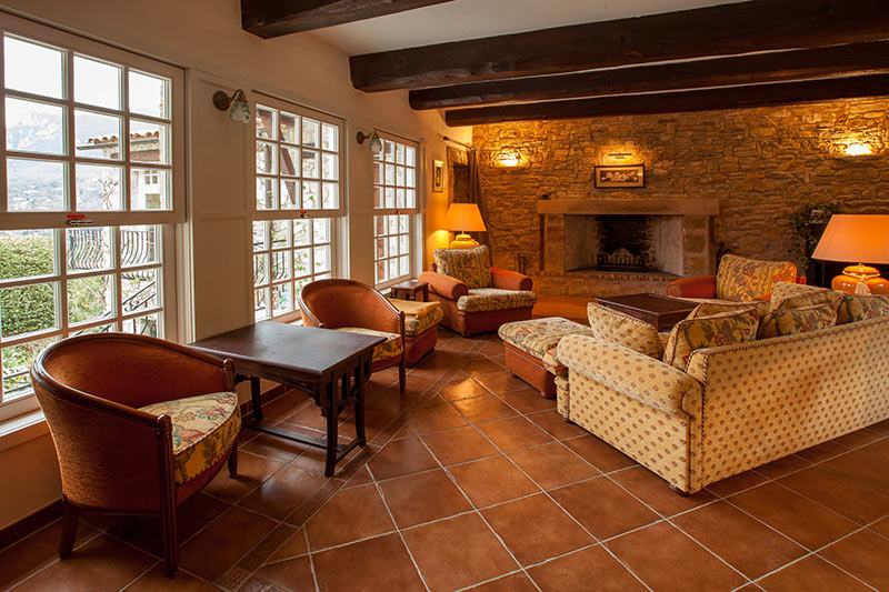 Living room with fireplace | Villa Petite Bergerie on the Côte d'Azur