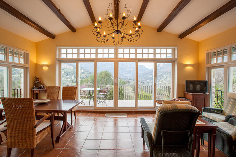 Veranda and dining room | Villa Petite Bergerie on the Côte d'Azur