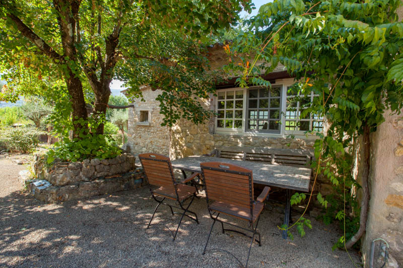 Backyard terrace with lunch or dinner table | Villa Petite Bergerie on the Côte d'Azur