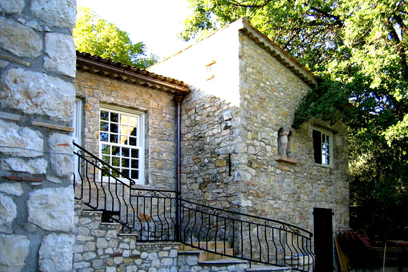 Frontansicht der Natursteinfacade | Naturstein Landhaus Petite Bergerie an der Côte d'Azur